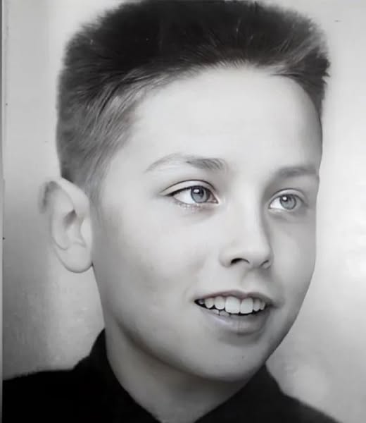 Этот мальчик родился 8 ноября 1935 года.